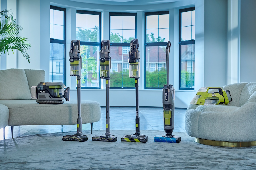 Vier RYOBI Akku-Staubsauger stehen in einem Wohnzimmer